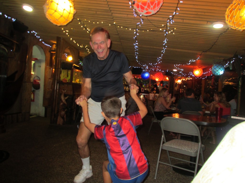 2013 10 29 Hawaii LaMariana Restaurant & Bar Dancing 4