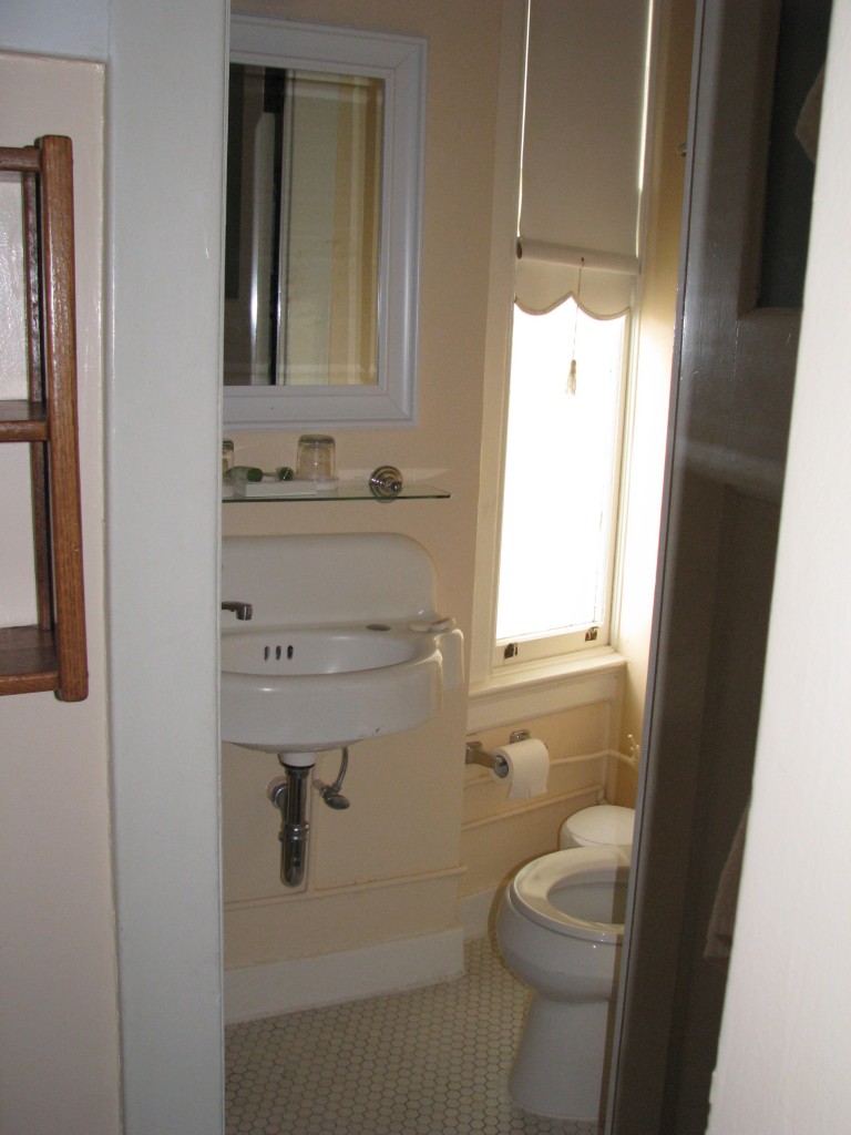 2013 09 10 SF Andrews Hotel Room Bathroom (1)
