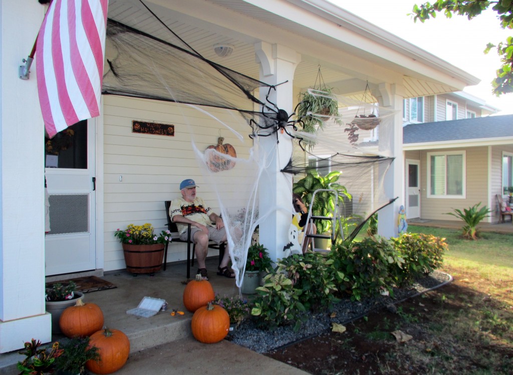 2013 10 29 Hawaii Halloween Decorating Kelly Home (1)