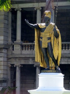 2013 10 31 Hawaii In front of the Aliiolani Hale building is the King Kamehameha I Statue. Facing Iolani Palace (1)