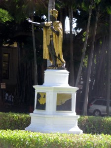 2013 10 31 Hawaii In front of the Aliiolani Hale building is the King Kamehameha I Statue. Facing Iolani Palace (2)