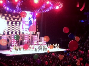 2014 08 14 Rod Stewart Santane Concert Balloons (2)