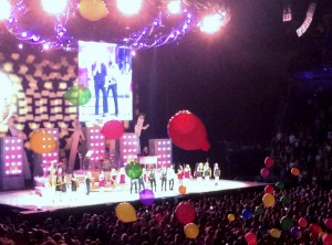 2014 08 14 Rod Stewart Santane Concert Balloons (4)
