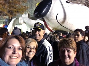 2015 11 25 New York Macy's Giant Balloon Inflation Snoopy Selfie