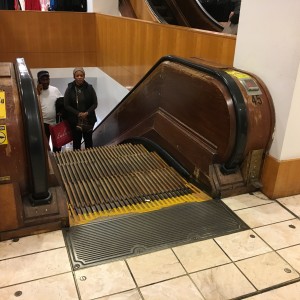 2015 11 26 New York Macys Black Friday Wooden Escalators (1)