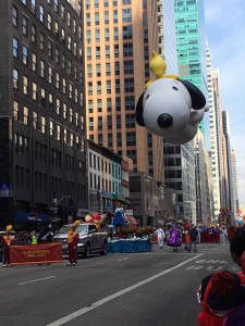 2015 11 26 New York Macy's Thanksgiving Day Parade Balloons Snoopy & Woodstock (1)