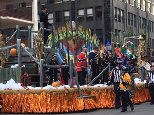 2015 11 26 New York Macy's Thanksgiving Day Parade Floats Frozen Fall Fun (1)