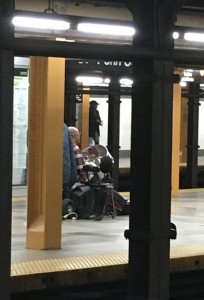 2015 11 29 New York Subway Entertainer