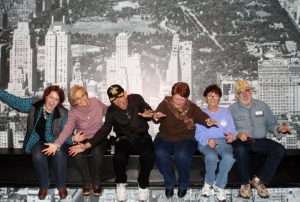 2015-11-28-new-york-rocketfeller-center-top-of-the-rock-group-on-the-beam-falling