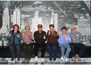 2015-11-28-new-york-rocketfeller-center-top-of-the-rock-group-on-the-beam-tumbs-up