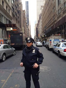 2015 12 11 New York Diamond District Policeman
